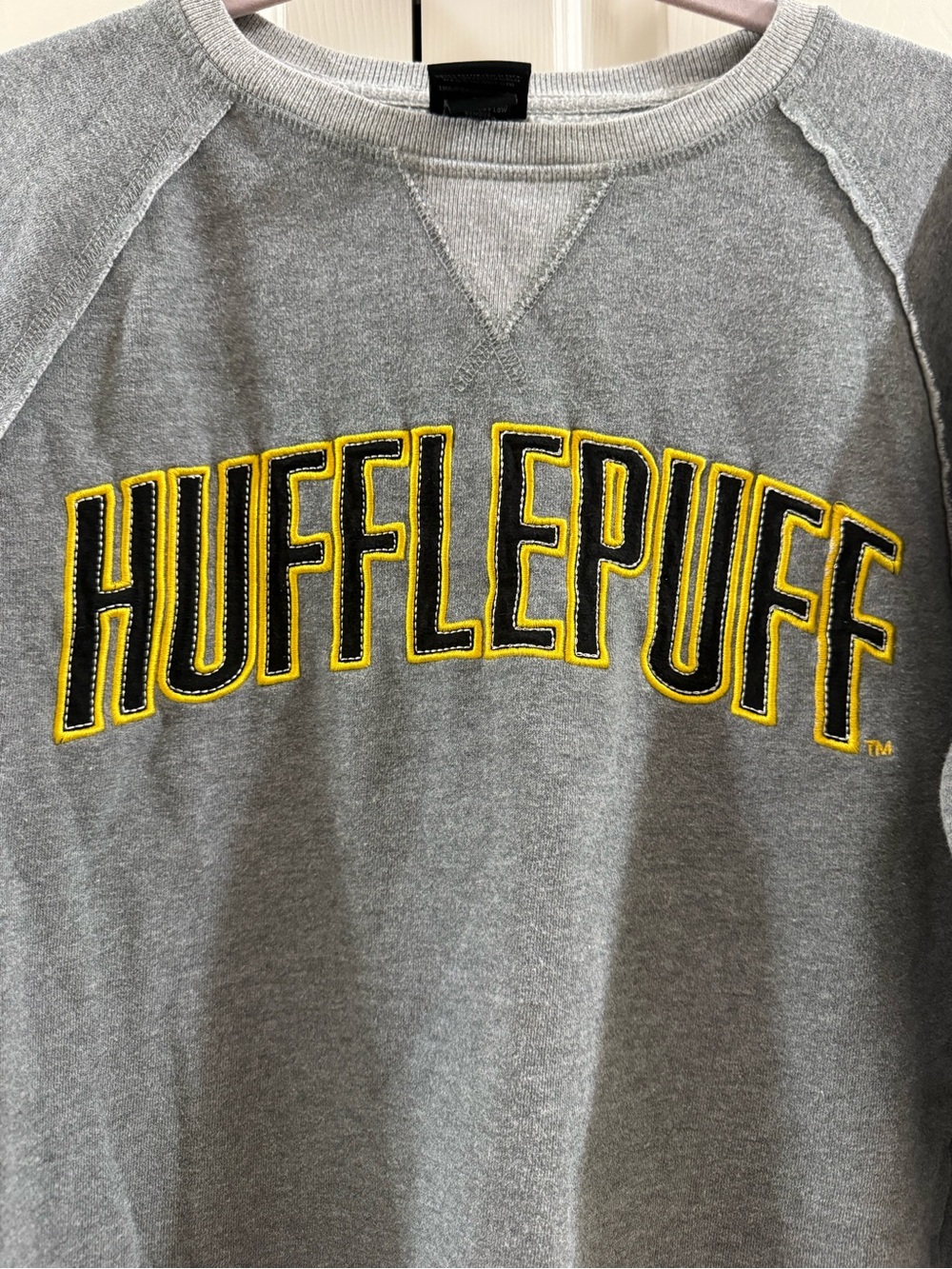 Harry Potter Hufflepuff Crewneck Sweatshirt Gray Yellow Unisex XS Hogwarts - Picture 3 of 13